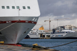 Απαγορευτικό απόπλου: Δεμένα τα πλοία σε πολλά λιμάνια λόγω θυελλωδών ανέμων