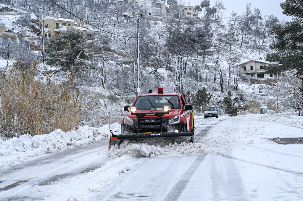 Καιρός: «Βουτιά» υδραργύρου έως 8 βαθμούς – Χιόνια και σε περιοχές με χαμηλό υψόμετρο (LIVE)