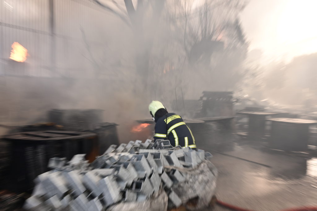 Φωτιά τώρα σε αποθήκη ξυλείας στον Ρέντη