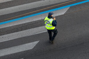 Χαϊδάρι: Επίθεση με μαχαίρι σε αστυνομικό &#8211; Τον τραυμάτισαν στη μέση του δρόμου