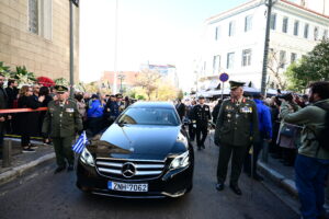 Κηδεία Κώστα Σημίτη: Σε εξέλιξη η πομπή, στο Α’ Νεκροταφείο η ταφή του (LIVE)