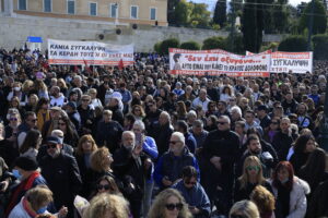 Έγκλημα στα Τέμπη: Πλήθος κόσμου συγκεντρώνεται από νωρίς στο Σύνταγμα &#8211; LIVE