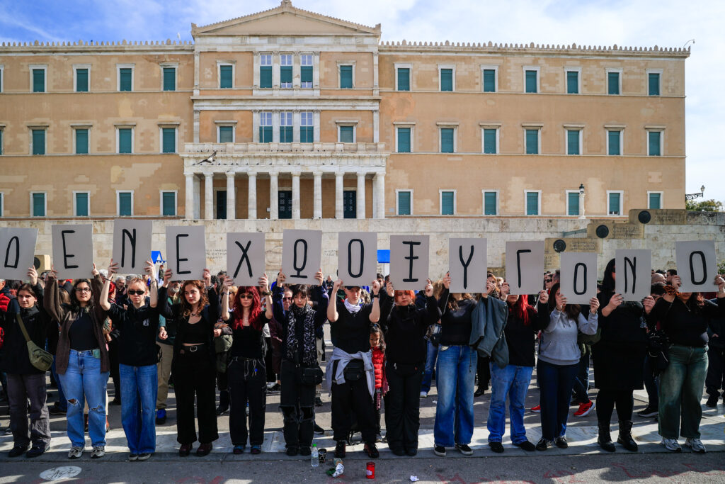 Έγκλημα των Τεμπών: «Βαβέλ» η αντιπολίτευση την ώρα που η κοινωνία βράζει