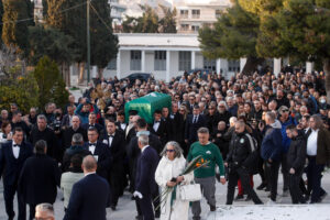 Συγκίνηση στο τελευταίο αντίο στον «Στρατηγό» Μίμη Δομάζο &#8211; Λύγισε η κόρη του (Photos &#8211; Videos)