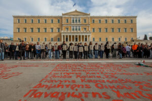 Δημοσκόπηση: 8 στους δέκα πολίτες βλέπουν κυβερνητική συγκάλυψη για το έγκλημα των Τεμπών