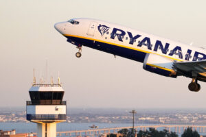 Η Ryanair μήνυσε επιβάτη για ακατάλληλη συμπεριφορά &#8211; Ζητά αποζημίωση 15.000 ευρώ