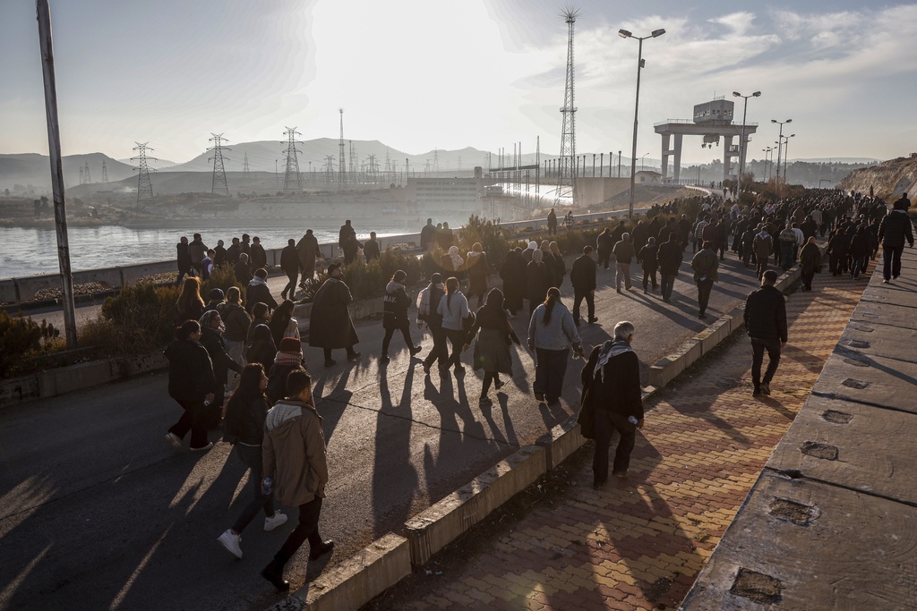 Με εισβολή απειλεί η Τουρκία τη Συρία, αν το νέο καθεστώς δεν αντιμετωπίσει τους Κούρδους μαχητές