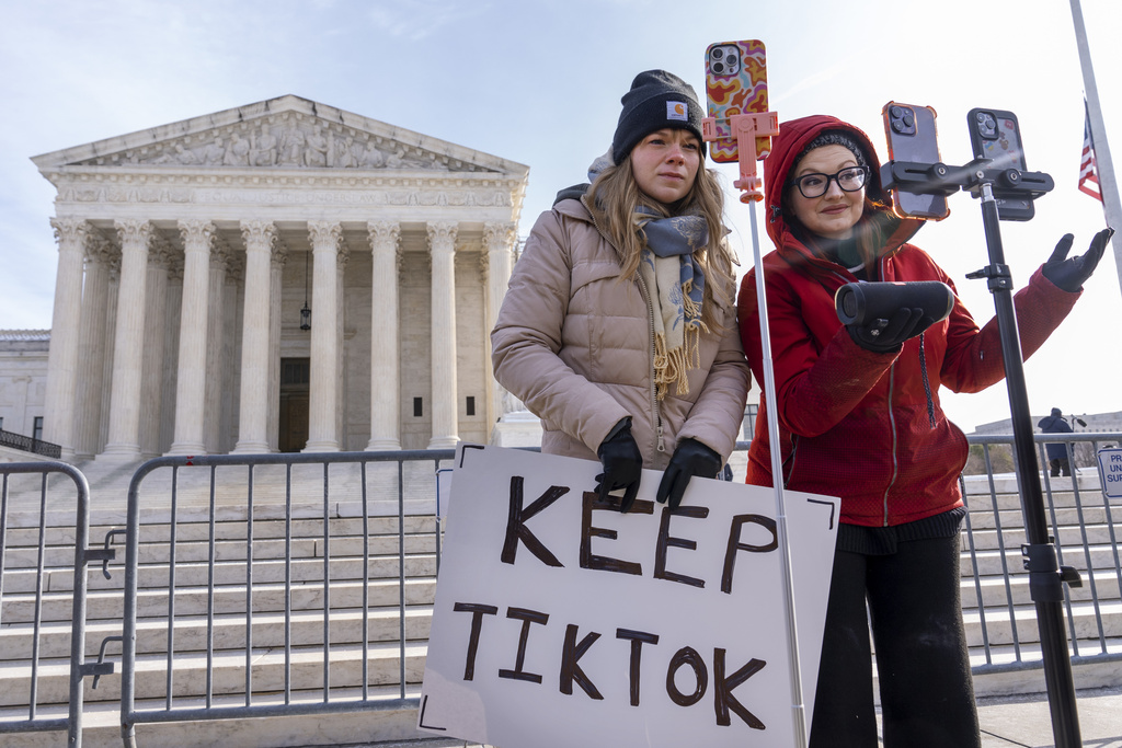 ΗΠΑ: Τι ακολουθεί μετά την απαγόρευση του TikTok – Οι «μνηστήρες» και οι αντιδράσεις