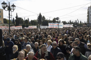 Αντί για απαντήσεις, η κυβέρνηση κάνει επίθεση στην αντιπολίτευση για «εργαλειοποίηση» της τραγωδίας των Τεμπών