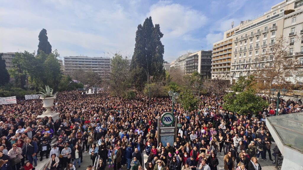 Έγκλημα στα Τέμπη: Οργή των εργαζομένων της ΕΡΤ για τη διοίκηση του καναλιού που υποβάθμισε την πορεία – «Προμελετημένο έγκλημα»