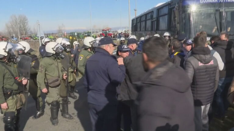 Καρδίτσα: Ένταση και χημικά κατά των αγροτών στο αστυνομικό μπλόκο (Video)