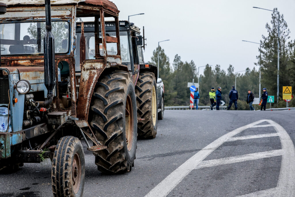 Φροντιστήριο από Μαξίμου σε «γαλάζιους» βουλευτές και συνδικαλιστές για τα μπλόκα