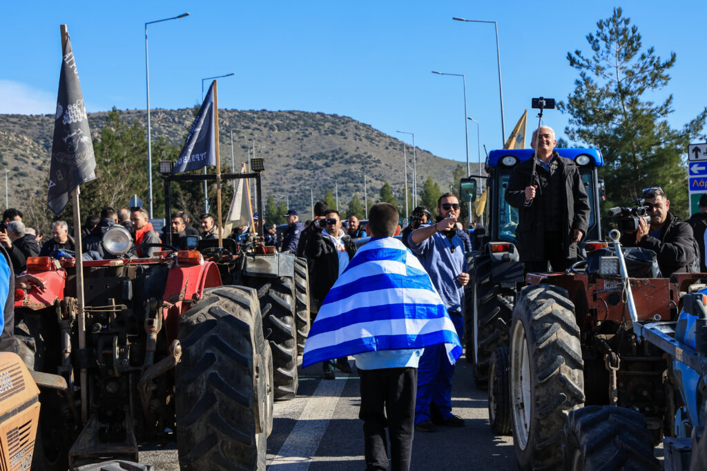 Στους δρόμους οι αγρότες διεκδικώντας «εισόδημα επιβίωσης», υποδομές και αποζημιώσεις