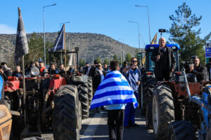 Στους δρόμους οι αγρότες διεκδικώντας «εισόδημα επιβίωσης», υποδομές και αποζημιώσεις