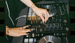 Προφυλακιστέα η DJ από το Αζερμπαϊτζάν &#8211; Τι υποστήριξε στην απολογία της