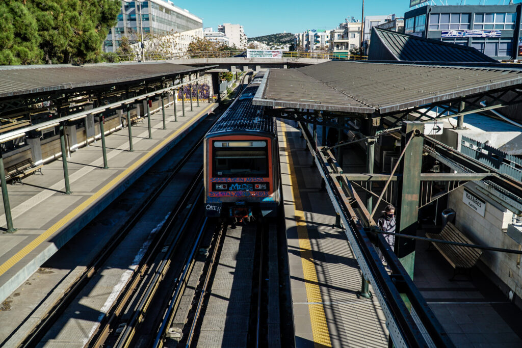 Νέο περιστατικό στον ΗΣΑΠ – Άνοιξαν όλες οι πόρτες του συρμού εν κινήσει