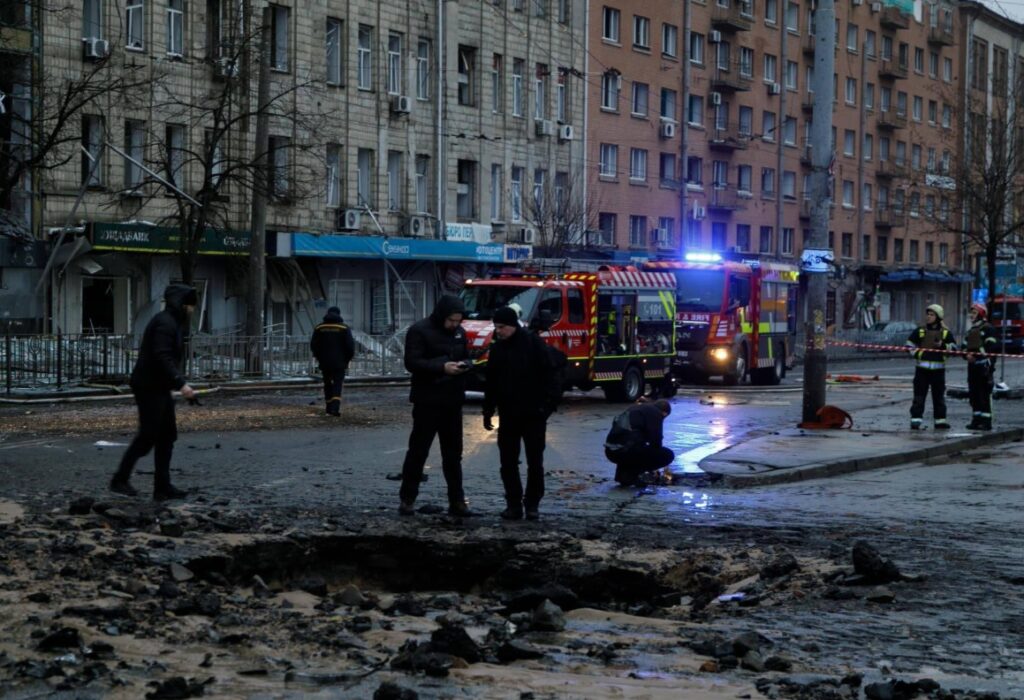 Ουκρανία: Τουλάχιστον 4 νεκροί σε ρωσική επίθεση στο Κίεβο (Photos – Video)