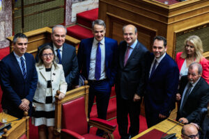 ΝΔ: Σφάζονται για τις εκλογές αλλά σαλπίζουν σταθερότητα