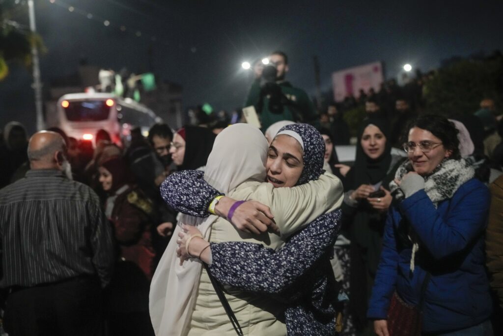 «Πονάμε, αλλά ήρθε ο καιρός να αγκαλιαστούμε» – Συγκλονίζουν οι εικόνες από την απελευθέρωση 90 Παλαιστινίων (Photos)