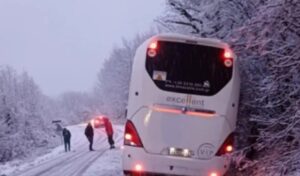 Νάουσα: Επιχείρηση απεγκλωβισμού επιβατών σε πούλμαν