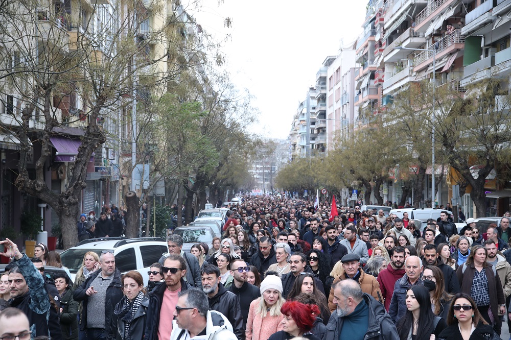 Εγκλημα στα Τέμπη: Χιλιάδες διαδήλωσαν και στη Θεσσαλονίκη (Photo – Video)