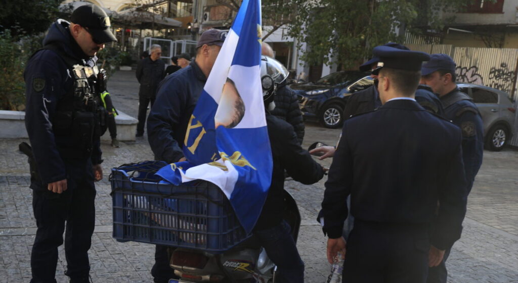 Πήγε με σημαία του Μεταξά στην κηδεία του Κώστα Σημίτη (Photos)