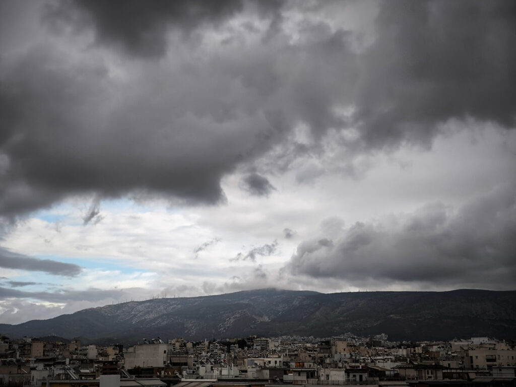 Καιρός: Πού θα βρέξει σήμερα – Κοντά στους 20 βαθμούς ο υδράργυρος (LIVE)