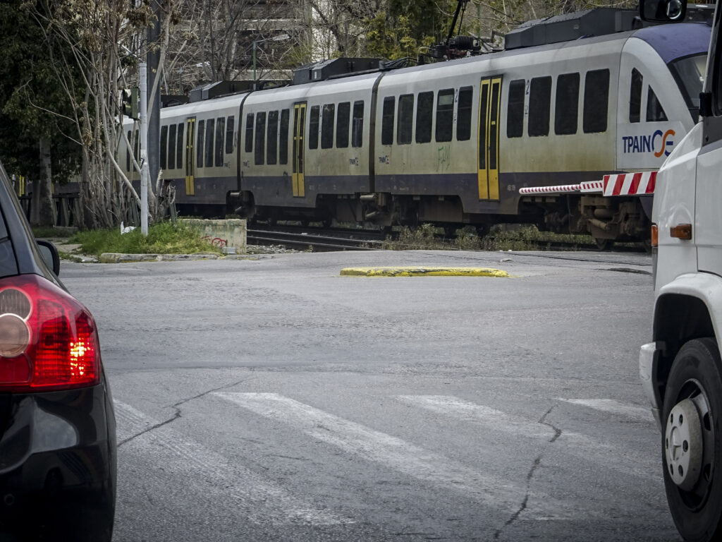 Προαστιακός: Συνελήφθη υπάλληλος φύλαξης – Δεν κατέβασε τις μπάρες γιατί κοιμόταν