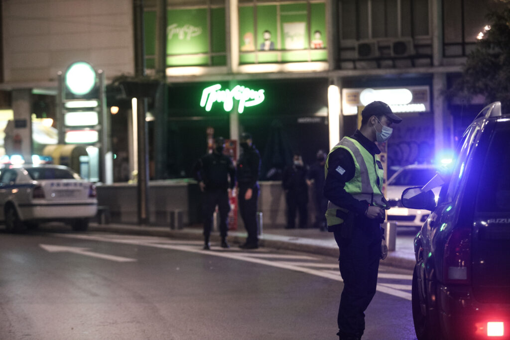 Συνελήφθη γνωστός τραγουδιστής: Βρέθηκε μεθυσμένος στο κέντρο της Αθήνας – Τον σταμάτησαν στην Ομόνοια (Video)