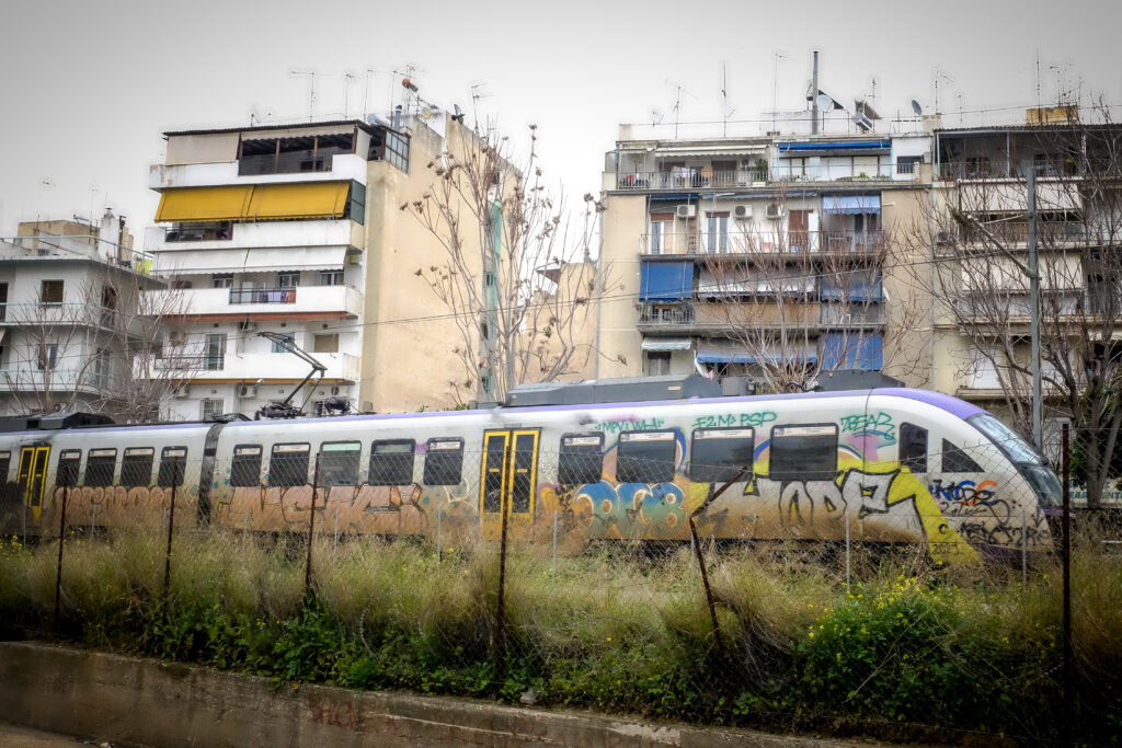 Προαστιακός: Δεύτερη σύλληψη φύλακα – Άφησε ανοιχτές τις μπάρες, κινδύνευσε οδηγός μηχανής (Video)