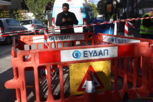 Παλαιό Φάληρο: Διακοπή κυκλοφορίας &#8211; Έσπασε αγωγός της ΕΥΔΑΠ