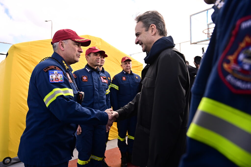 Επικοινωνιακή επίσκεψη Μητσοτάκη στη Σαντορίνη: «Συνιστώ ψυχραιμία, να ακούμε τις οδηγίες της Πολιτικής Προστασίας»