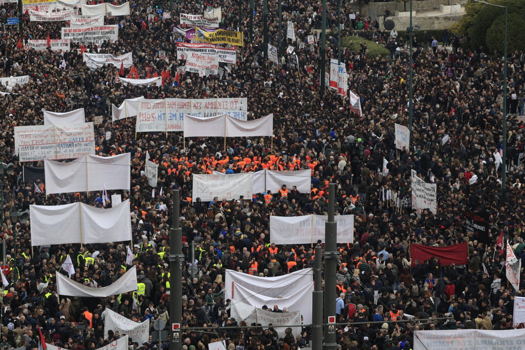 Τέμπη: Όλοι στους δρόμους – Βούλιαξε από νωρίς η πλατεία Συντάγματος (Photos)