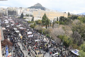 Όλοι στους δρόμους για τα Τέμπη &#8211; LIVE η μεγαλειώδης συγκέντρωση στο Σύνταγμα &#8211; Εικόνα και από άλλες πόλεις