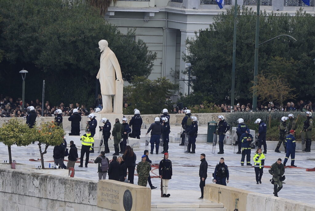 Τέμπη: Ένταση τώρα στην πλατεία Συντάγματος – LIVE