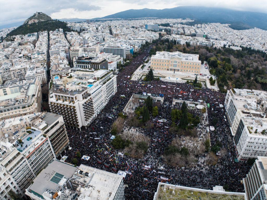 Τέμπη: «Απαιτούμε δικαιοσύνη, εδώ είναι η θέση μας» – Λαοθάλασσα στο Σύνταγμα (LIVE)