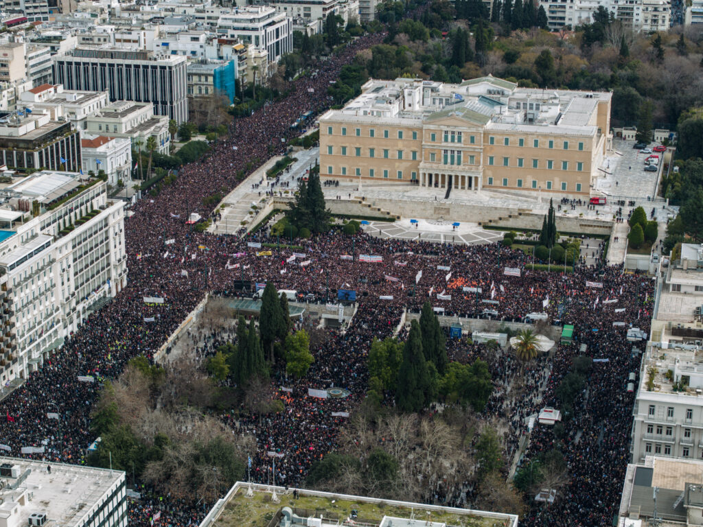 Τα Τέμπη σμπαράλιασαν κυβέρνηση και αντιπολίτευση – Πρωτόγνωρη και ακηδεμόνευτη πολιτικά η κινητοποίηση της κοινωνίας