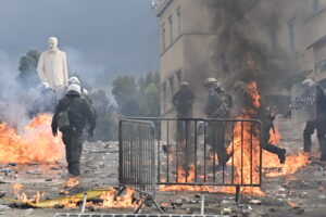 Τέμπη: Μολότοφ στην είσοδο της Βουλής &#8211; Διαλύουν τη μεγαλειώδη συγκέντρωση στο Σύνταγμα (LIVE)