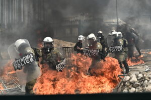 Κανένας σεβασμός στη συγκέντρωση των Τεμπών &#8211; Πώς άγνωστοι διέλυσαν τη μεγαλειώδη συγκέντρωση (Video)