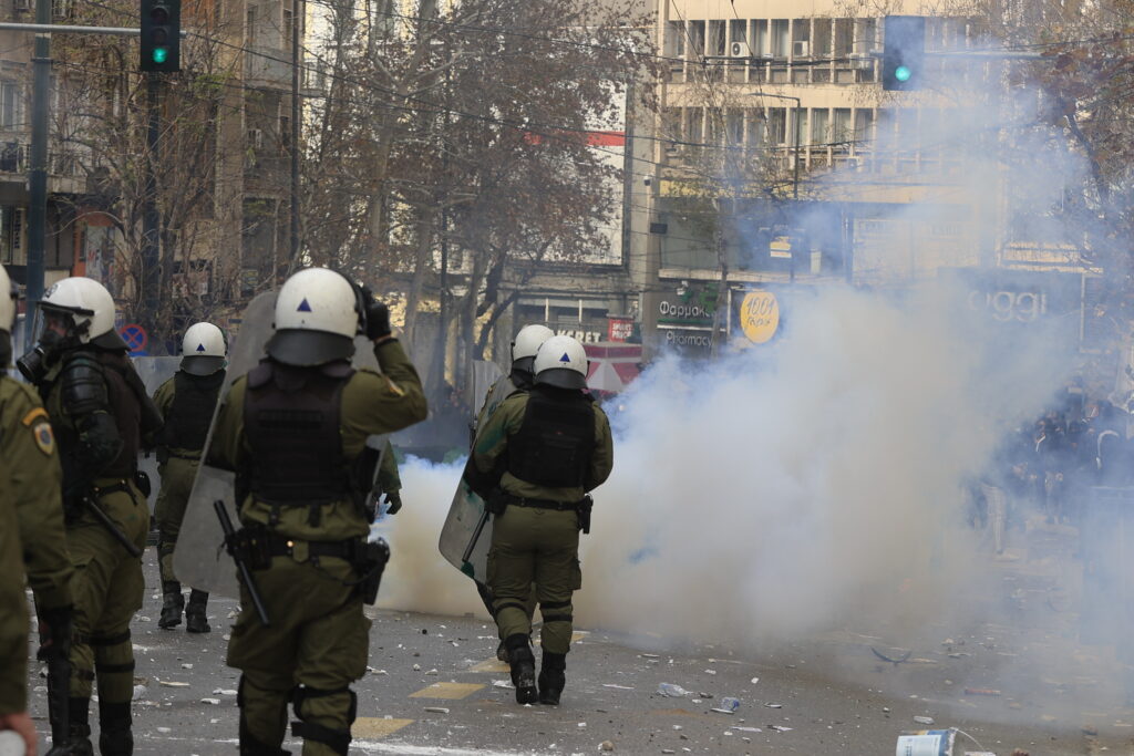 Σύνταγμα: Τραυματίστηκε φωτορεπόρτερ στο κεφάλι από κρότου λάμψης