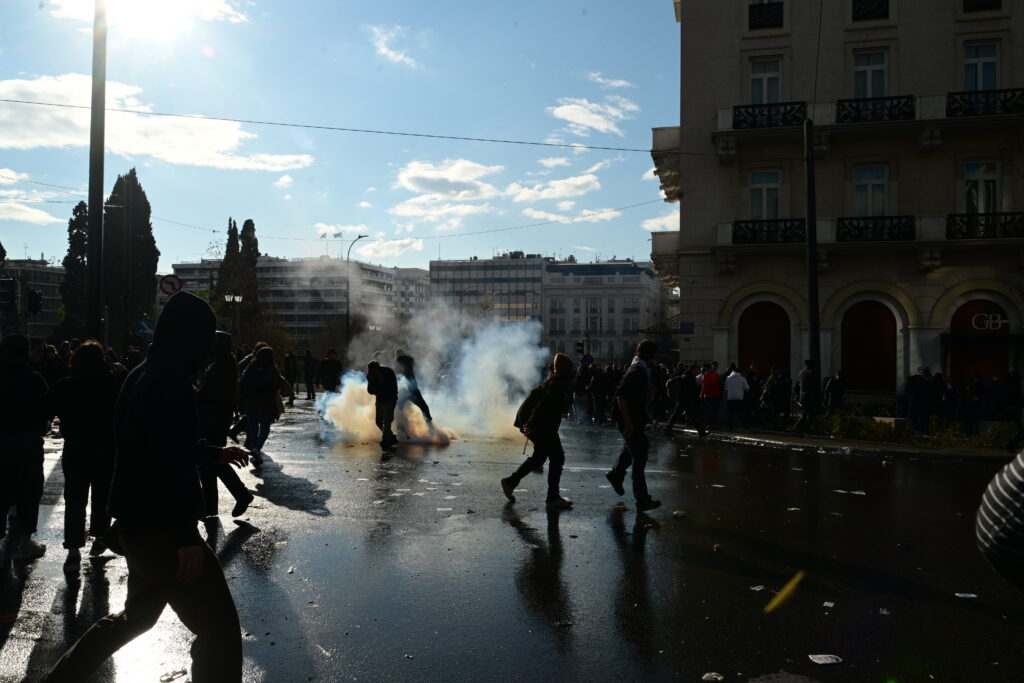 Απεργία 28 Φεβρουάριου: 29 άτομα στο νοσοκομείο μετά τα επεισόδια στο Σύνταγμα