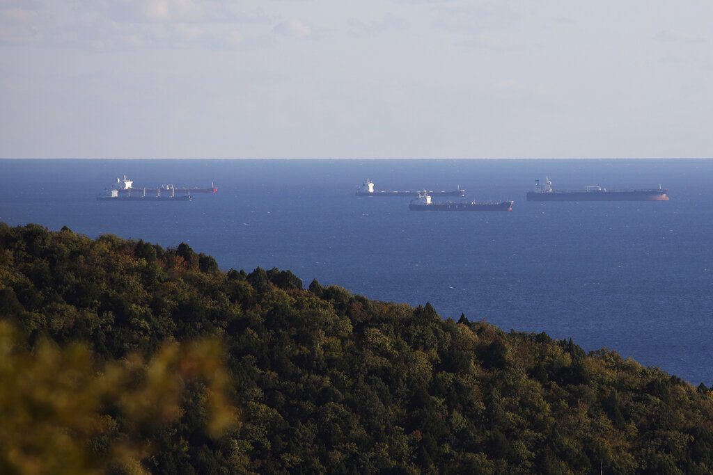 Guardian: Έλληνες εφοπλιστές έφτιαξαν τον «σκιώδη» στόλο της Ρωσίας – Πούλησαν τανκερ αντί να τα στείλουν για σκραπ