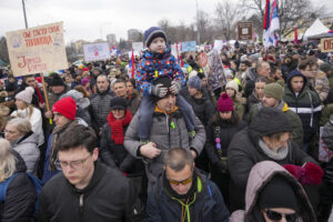 Σερβία: Δεκάδες χιλιάδες διαδηλωτές κρατούν αποκλεισμένο το Κραγκούγεβατς (Video)