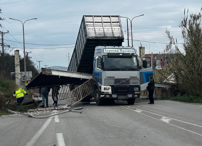 Αγρίνιο: Νταλίκα γκρέμισε πεζογέφυρα στην Εθνική οδό Αντιρρίου – Ιωαννίνων (Photos-Video)