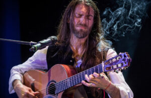 Ο Estas Tonne σε Αθήνα και Θεσσαλονίκη