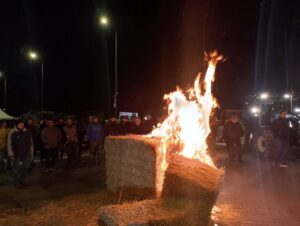 Αγρότες: Απέκλεισαν την ΠΑΘΕ στο μπλόκο της Γυρτώνης &#8211; «Είμαστε αποφασισμένοι» (Video)