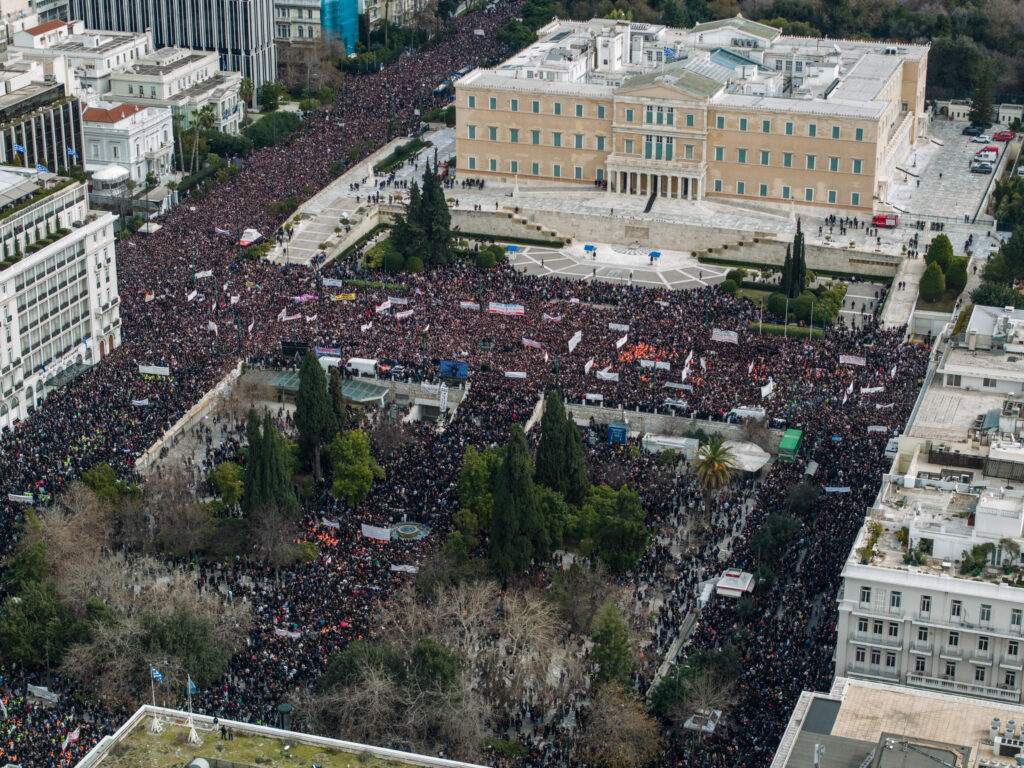 Έγκλημα Τέμπη: Ιστορικές συγκεντρώσεις στο Σύνταγμα και σε όλο τον κόσμο – Ποτάμι λαού ζήτησε οξυγόνο