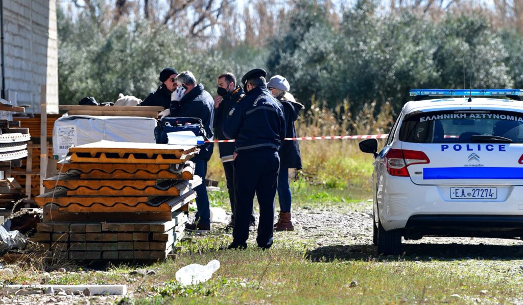 Τέμπη: Ταμπουρωμένος με χειροβομβίδα ο δράστης διπλού φονικού – «Είναι αποφασισμένος», λέει ο δικηγόρος του