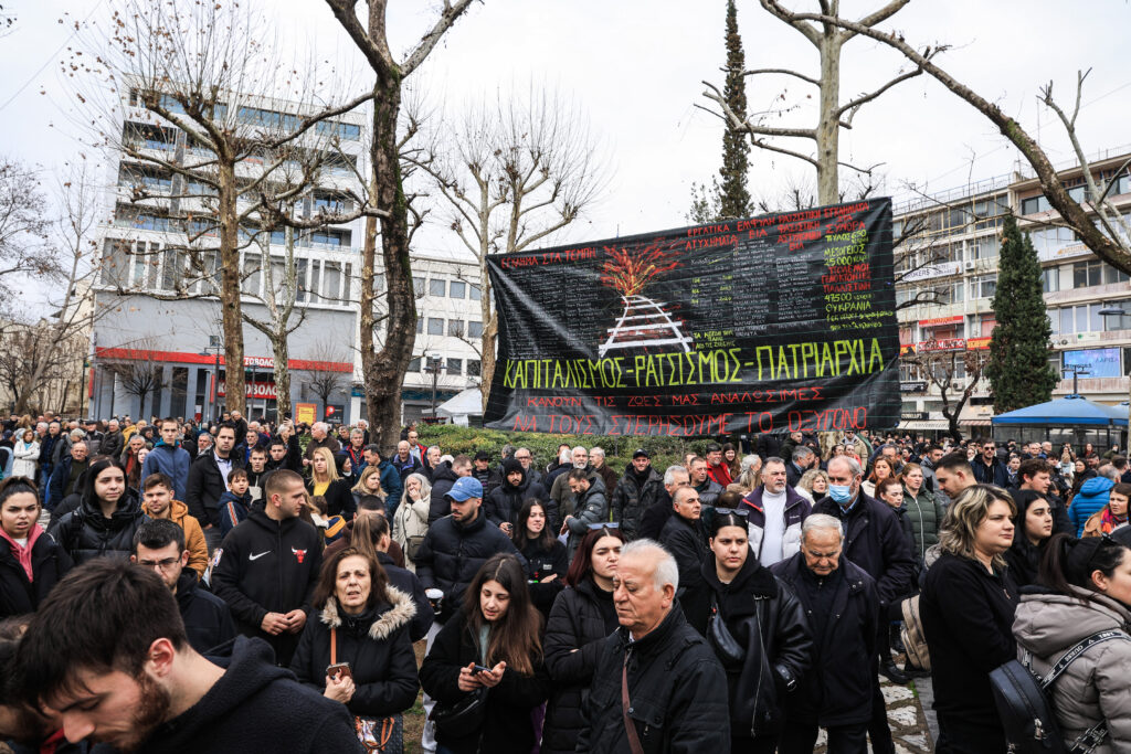 Λάρισα: Πρωτοφανής συμμετοχή πολιτών και φορέων ζητώντας «Δικαιοσύνη» για τα Τέμπη (Photos)