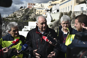 Σαντορίνη: Αυτοψία στην Καλντέρα από τον Ε. Λέκκα και την ΕΑΓΜΕ &#8211; Κίνδυνοι κατολισθήσεων που «πάντα θα υπάρχουν»